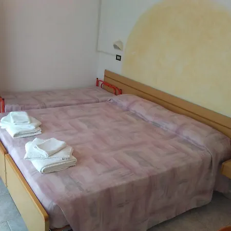 Отель Maria Luisa 2*